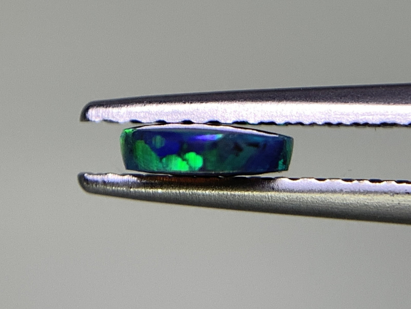 ブラックオパール 0.488ct 宝石ソーティング付き  7.4㎜×5.7㎜×1.6㎜  ルース（ 裸石 ） 2528Y