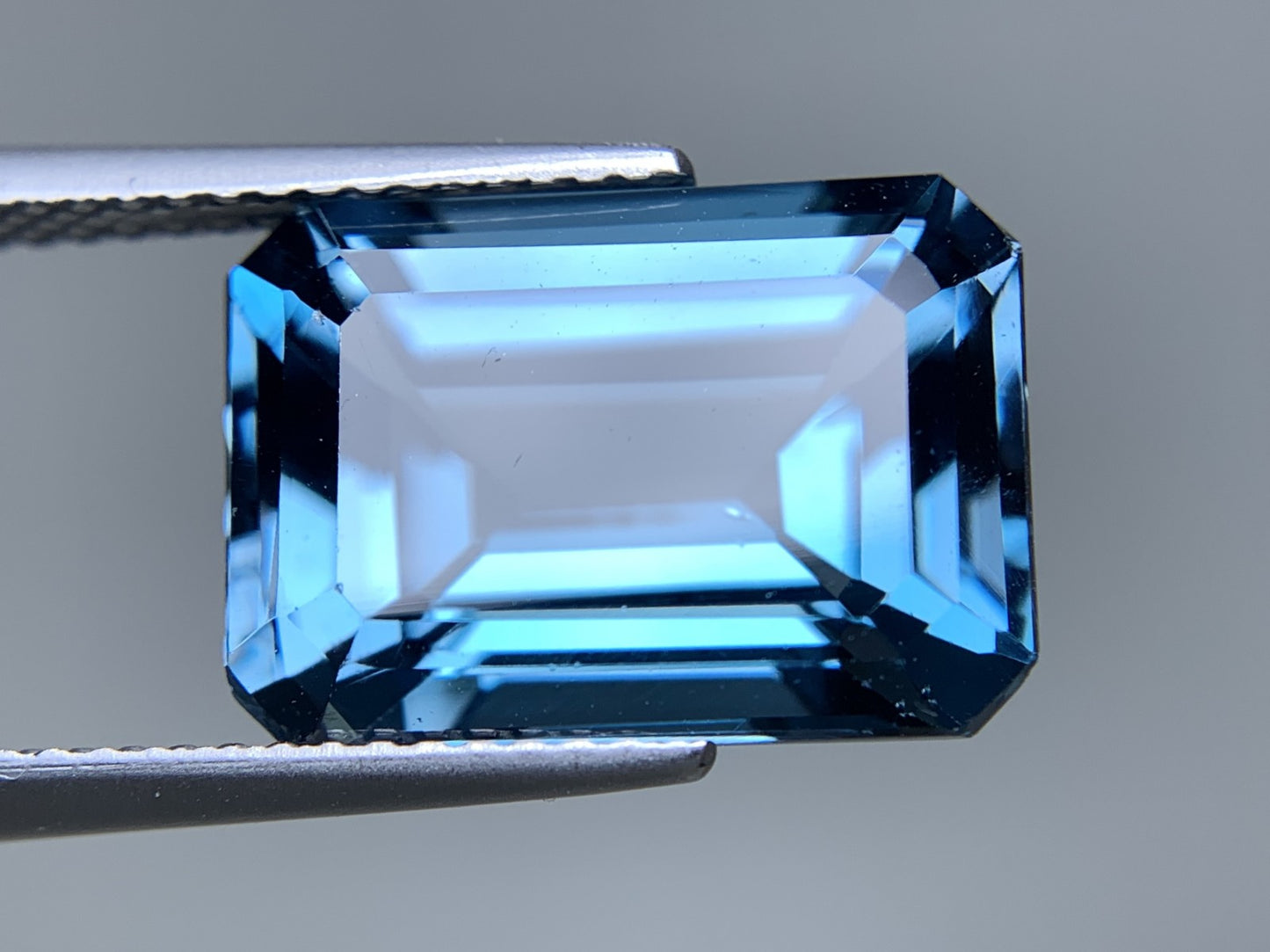 ロンドンブルートパーズ 天然 9.552ct 宝石鑑別書付き 14.10㎜×10.14㎜×7.00㎜ ルース（ 裸石 ） 6790Y