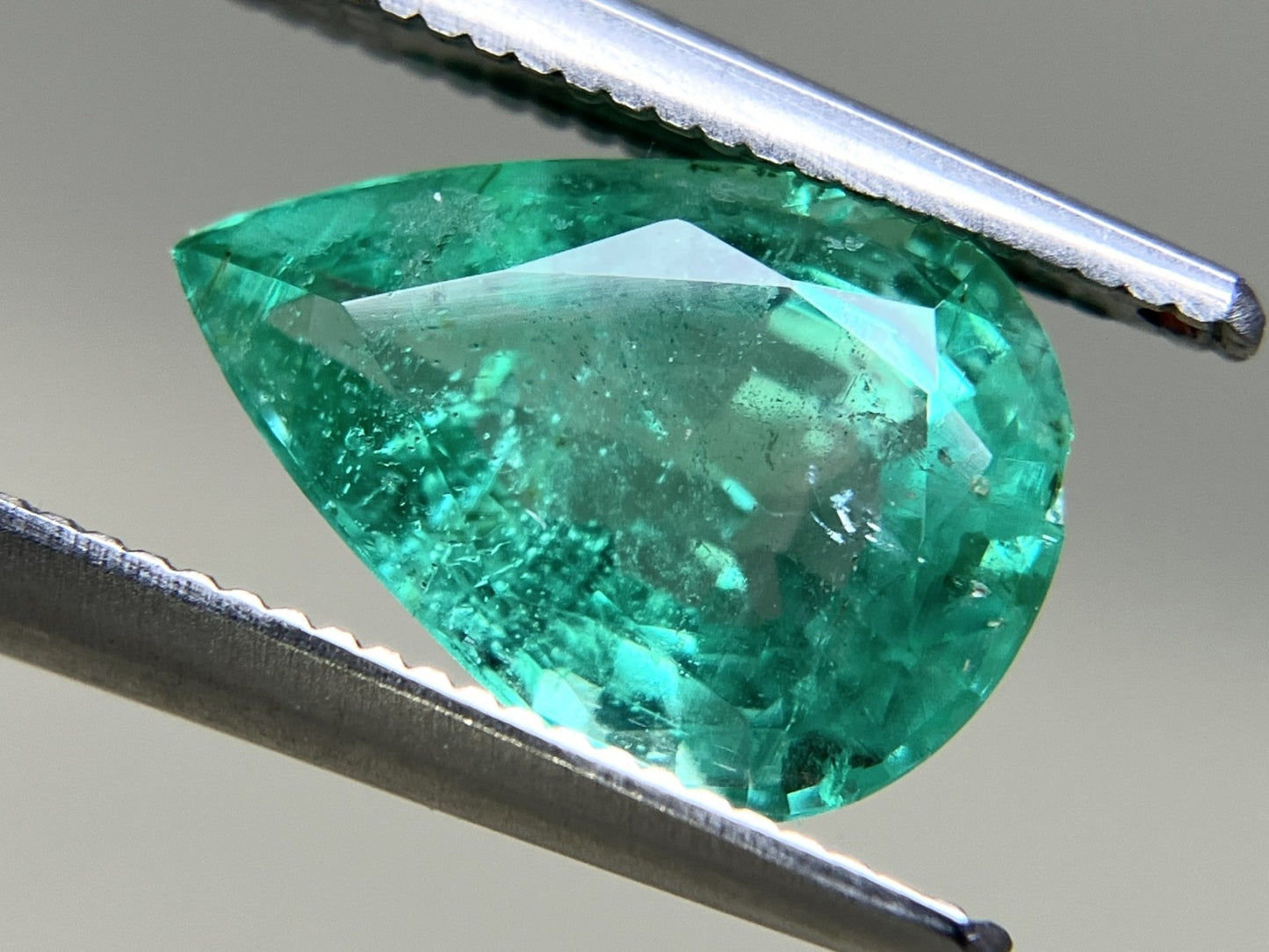 エメラルド 2.397ct 中央宝石ソーティング付き 11.40㎜×7.93㎜×5.01㎜ ルース（ 裸石 ） 4231YY