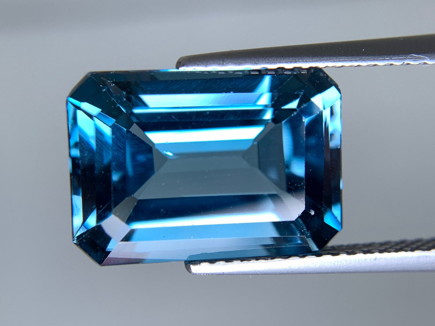 ロンドンブルートパーズ 天然 9.552ct 宝石鑑別書付き 14.10㎜×10.14㎜×7.00㎜ ルース（ 裸石 ） 6790Y
