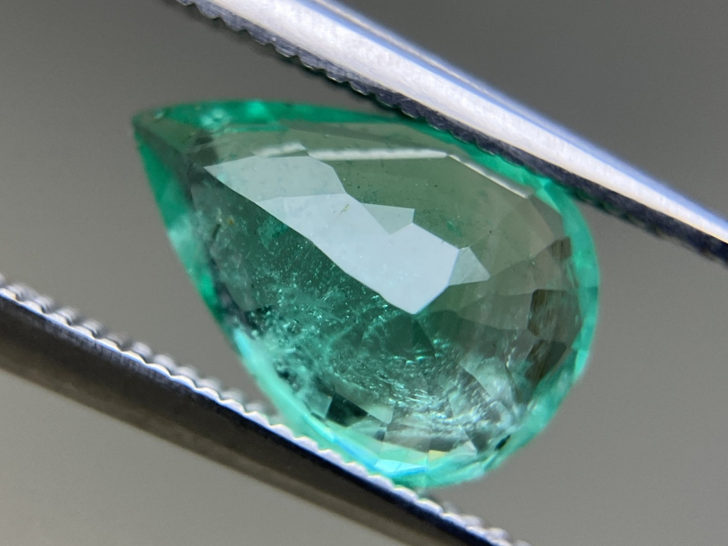 エメラルド 2.397ct 中央宝石ソーティング付き 11.40㎜×7.93㎜×5.01㎜ ルース（ 裸石 ） 4231YY