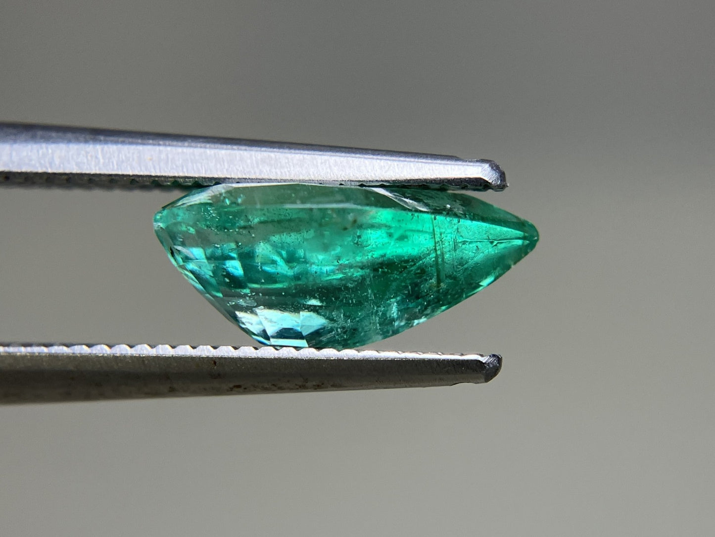 エメラルド 2.397ct 中央宝石ソーティング付き 11.40㎜×7.93㎜×5.01㎜ ルース（ 裸石 ） 4231YY