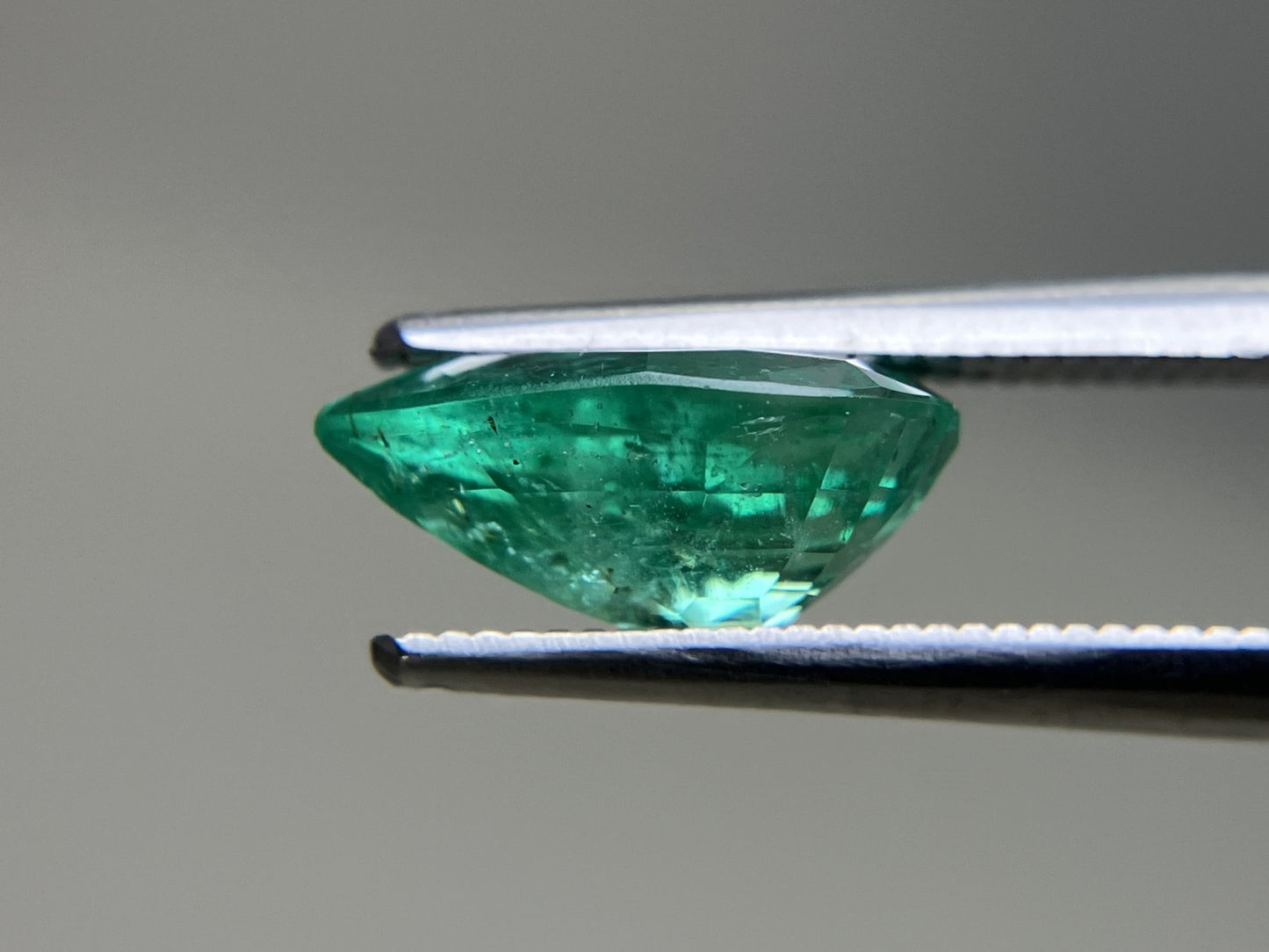 エメラルド 2.397ct 中央宝石ソーティング付き 11.40㎜×7.93㎜×5.01㎜ ルース（ 裸石 ） 4231YY