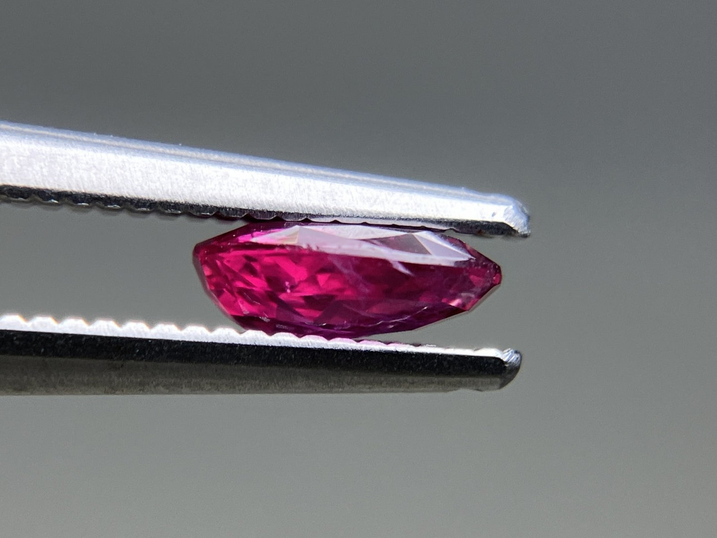 ルビー 天然 0.721ct 中央宝石ソーティング付き 6.40㎜×4.56㎜×2.44㎜ ルース（ 裸石 ） 7343YY