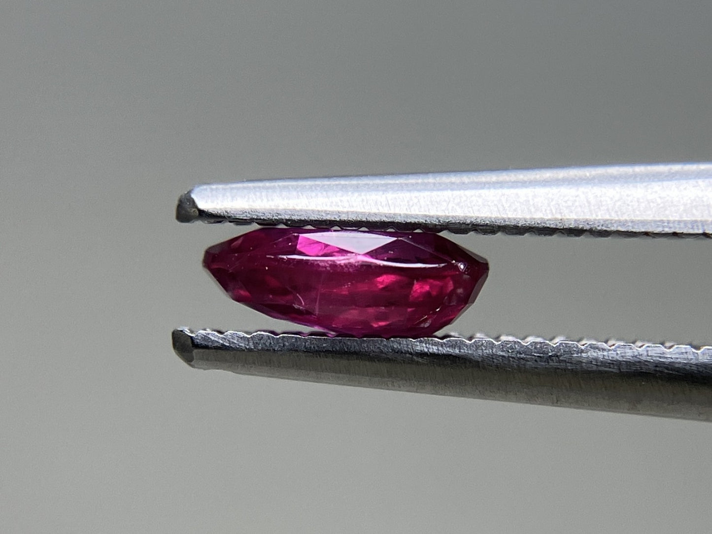 ルビー 天然 0.721ct 中央宝石ソーティング付き 6.40㎜×4.56㎜×2.44㎜ ルース（ 裸石 ） 7343YY