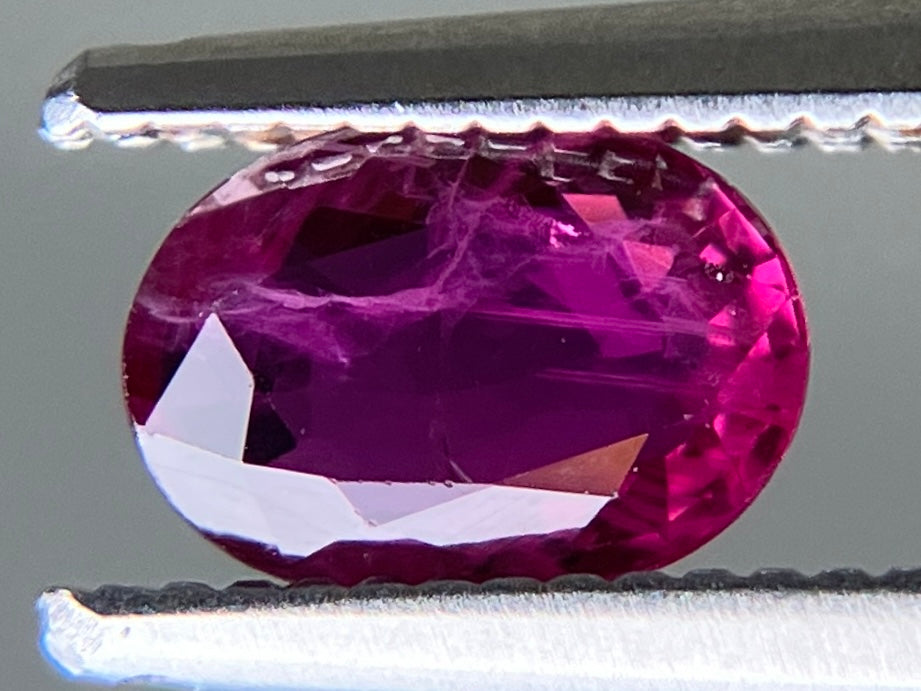 ルビー 天然 0.721ct 中央宝石ソーティング付き 6.40㎜×4.56㎜×2.44㎜ ルース（ 裸石 ） 7343YY