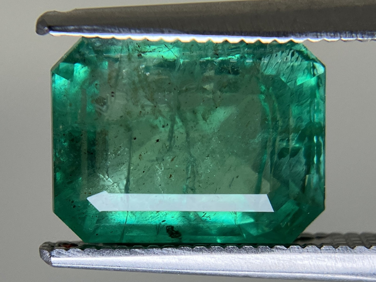 エメラルド 3.886ct 中央宝石ソーティング付き  10.64㎜×8.17㎜×5.44㎜  ルース（ 裸石 ） 4230YY