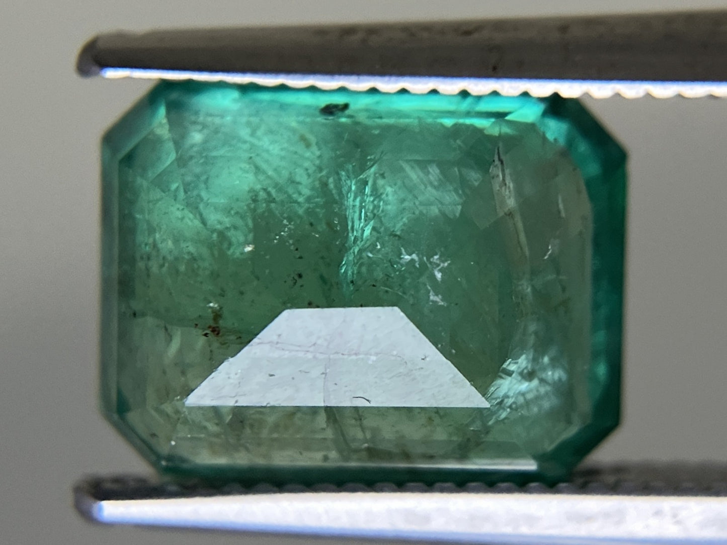 エメラルド 3.886ct 中央宝石ソーティング付き  10.64㎜×8.17㎜×5.44㎜  ルース（ 裸石 ） 4230YY