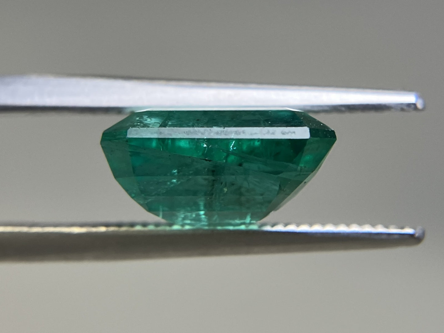 エメラルド 3.886ct 中央宝石ソーティング付き  10.64㎜×8.17㎜×5.44㎜  ルース（ 裸石 ） 4230YY