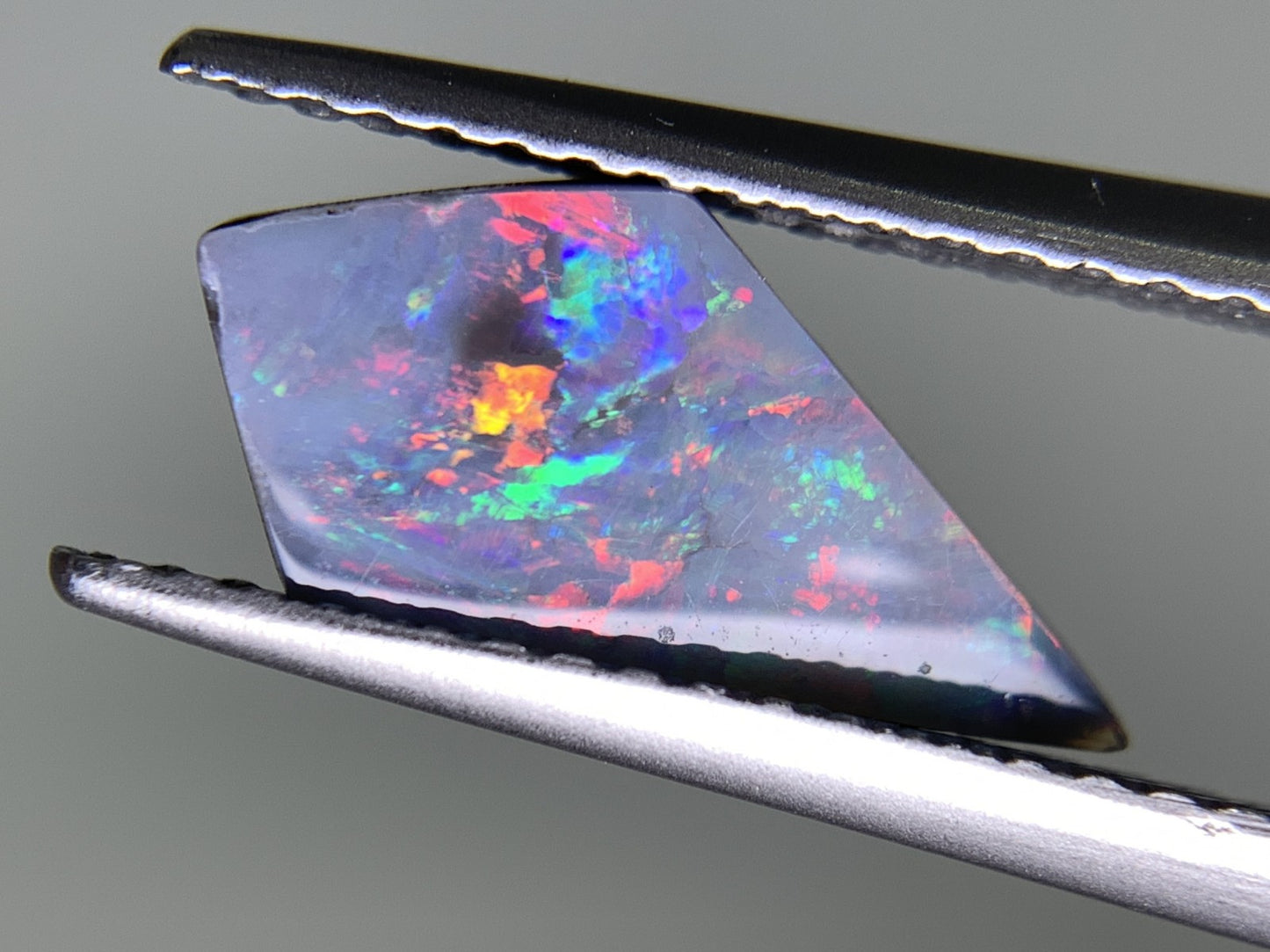 ブラックオパール 0.827ct 宝石ソーティング付き  13.0㎜×7.1㎜×1.8㎜  ルース（ 裸石 ） 2530Y