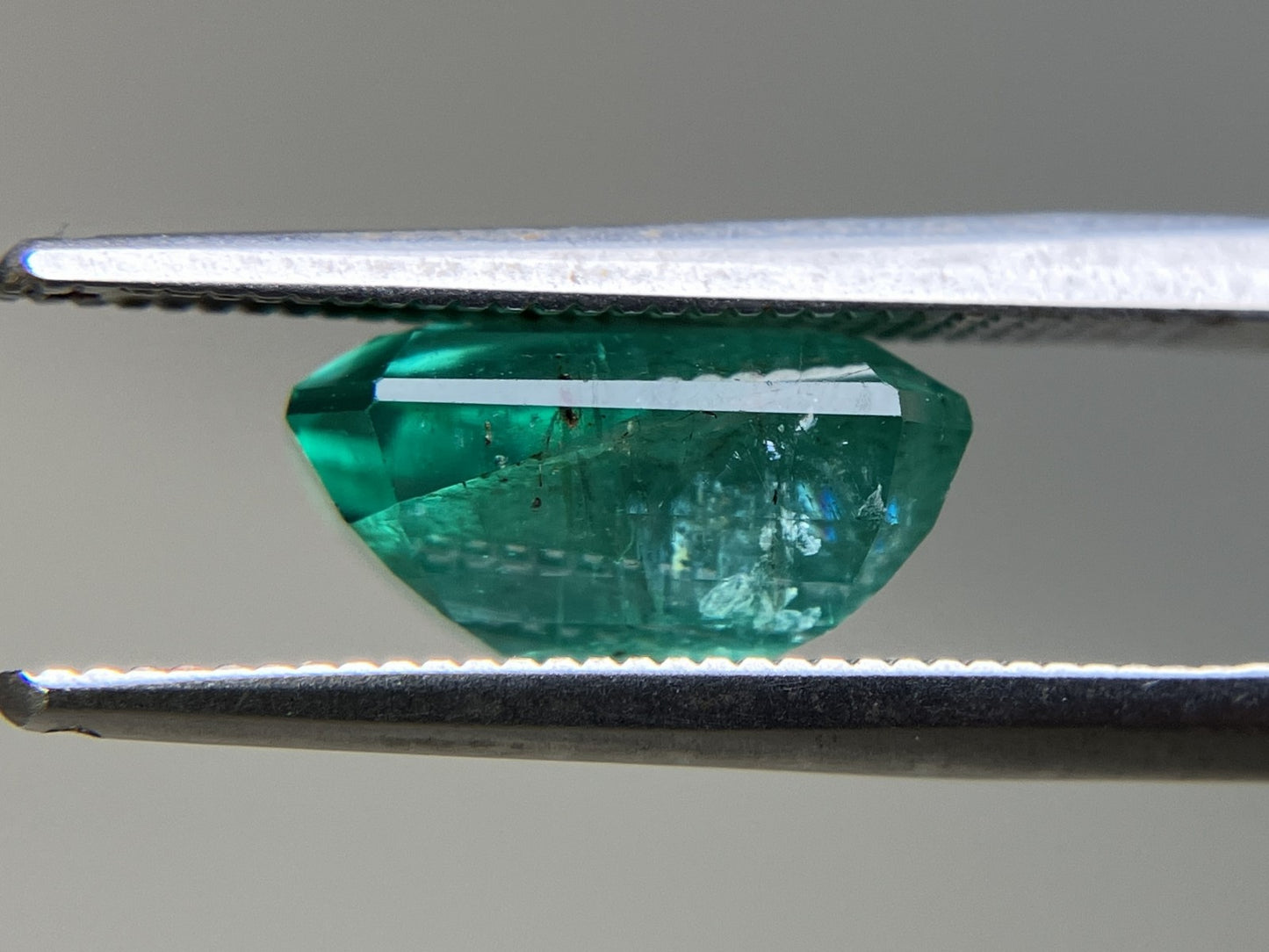 エメラルド 3.886ct 中央宝石ソーティング付き  10.64㎜×8.17㎜×5.44㎜  ルース（ 裸石 ） 4230YY