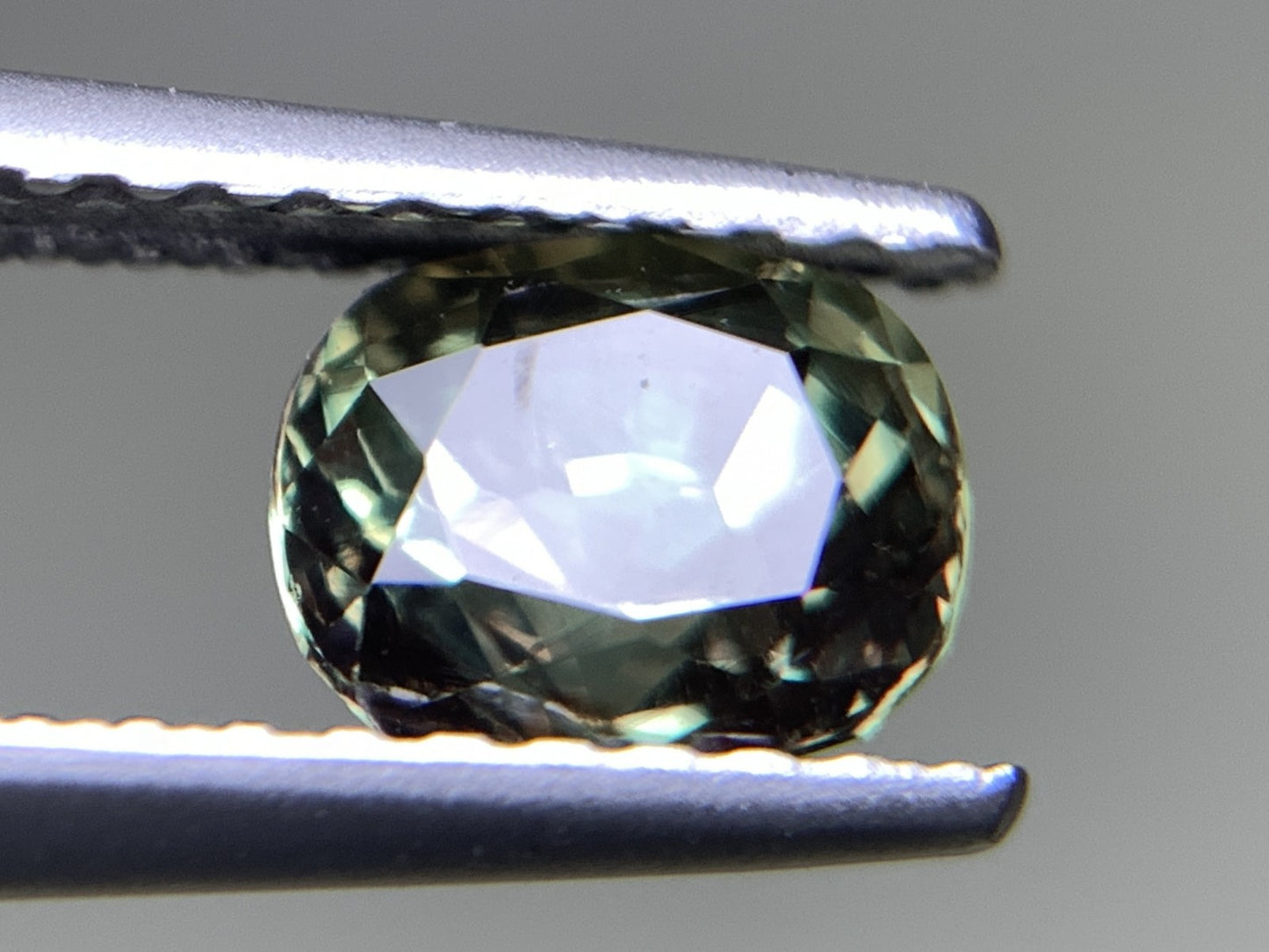 アレキサンドライト 天然  0.984ct  中央宝石ソーティング付き  5.94㎜×4.92㎜×4.27㎜  ルース（ 裸石 ） 6071Y