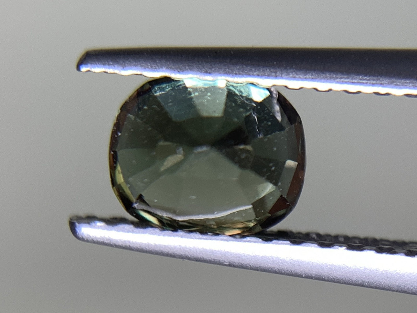 アレキサンドライト 天然  0.984ct  中央宝石ソーティング付き  5.94㎜×4.92㎜×4.27㎜  ルース（ 裸石 ） 6071Y