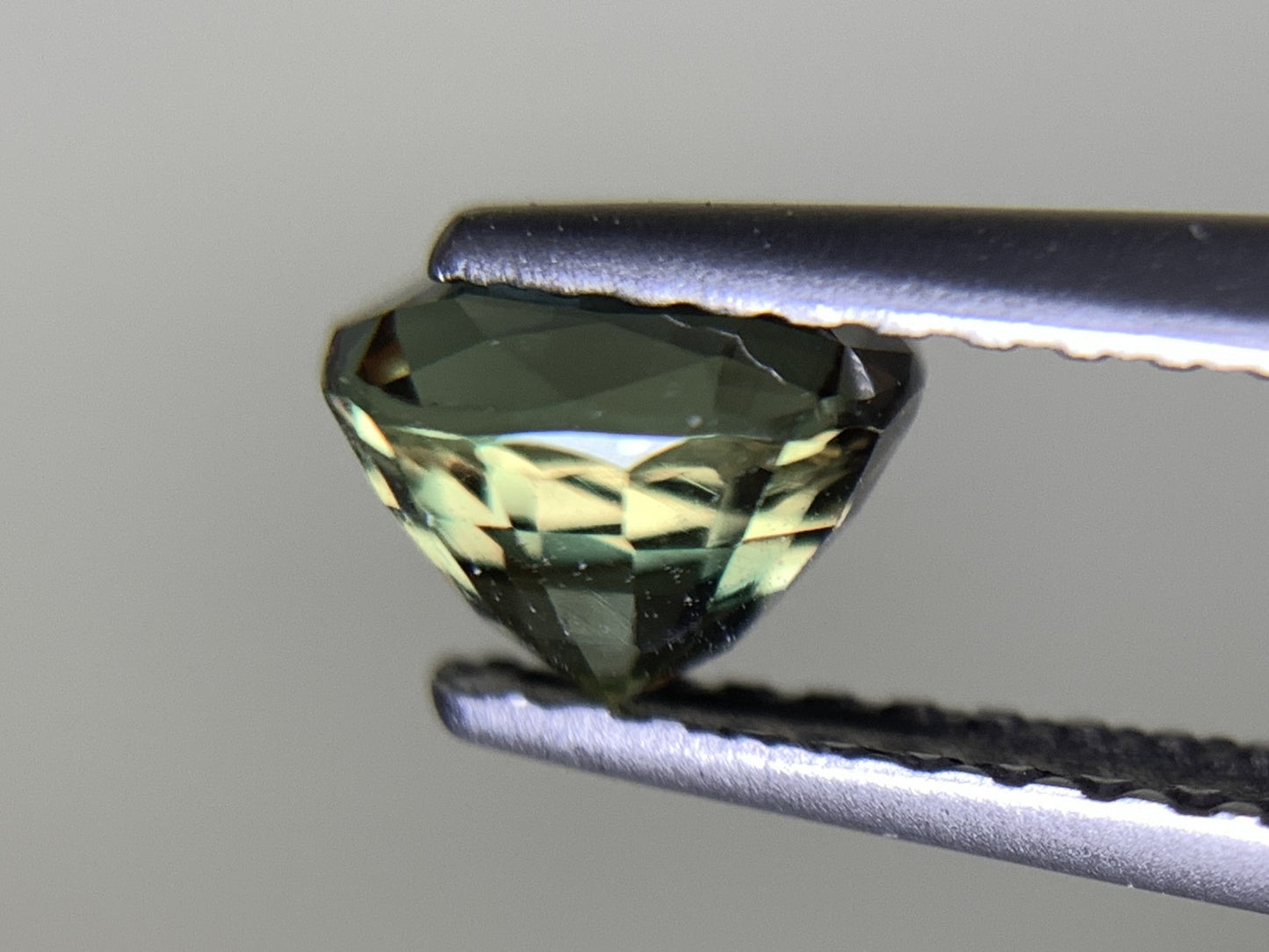 アレキサンドライト 天然  0.984ct  中央宝石ソーティング付き  5.94㎜×4.92㎜×4.27㎜  ルース（ 裸石 ） 6071Y