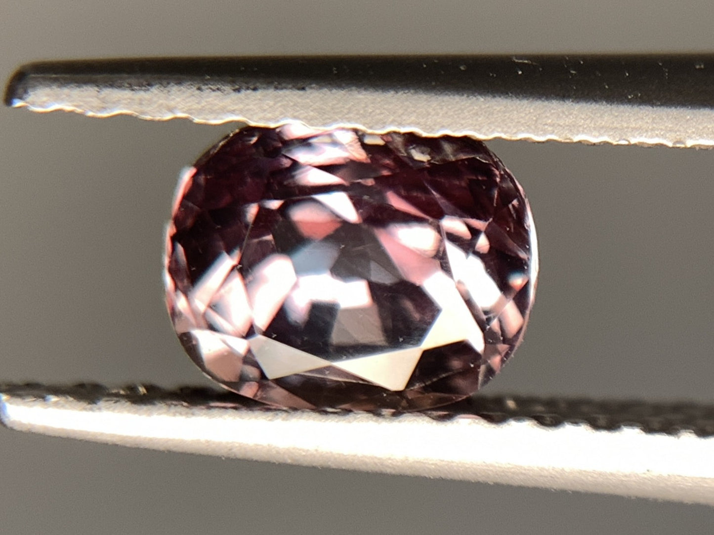 アレキサンドライト 天然  0.984ct  中央宝石ソーティング付き  5.94㎜×4.92㎜×4.27㎜  ルース（ 裸石 ） 6071Y
