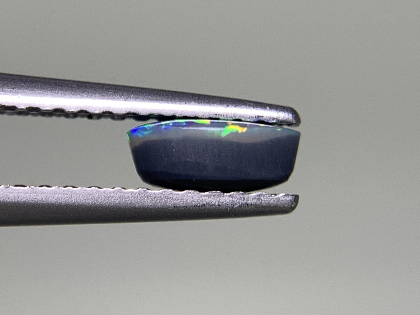 ブラックオパール 0.415ct 宝石ソーティング付き  6.2㎜×4.0㎜×2.6㎜  ルース（ 裸石 ） 2531Y