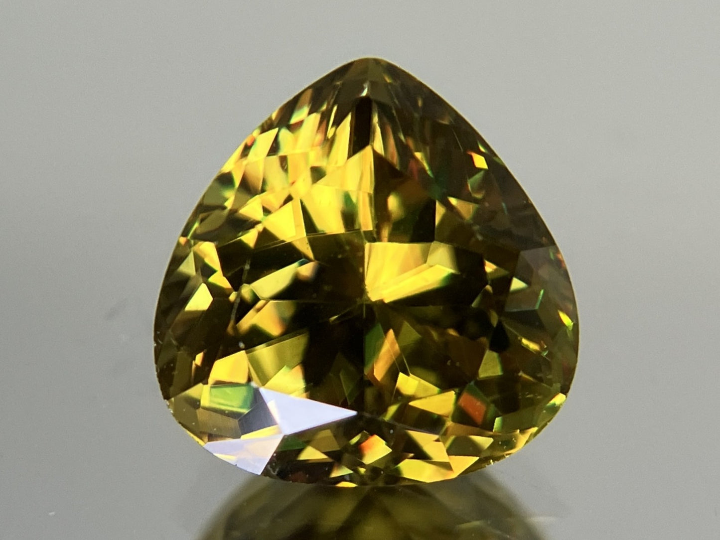 スフェーン 2.721ct 中央宝石ソーティング付き 8.83㎜×8.73㎜×5.63㎜ ルース（ 裸石 ） 4253YY
