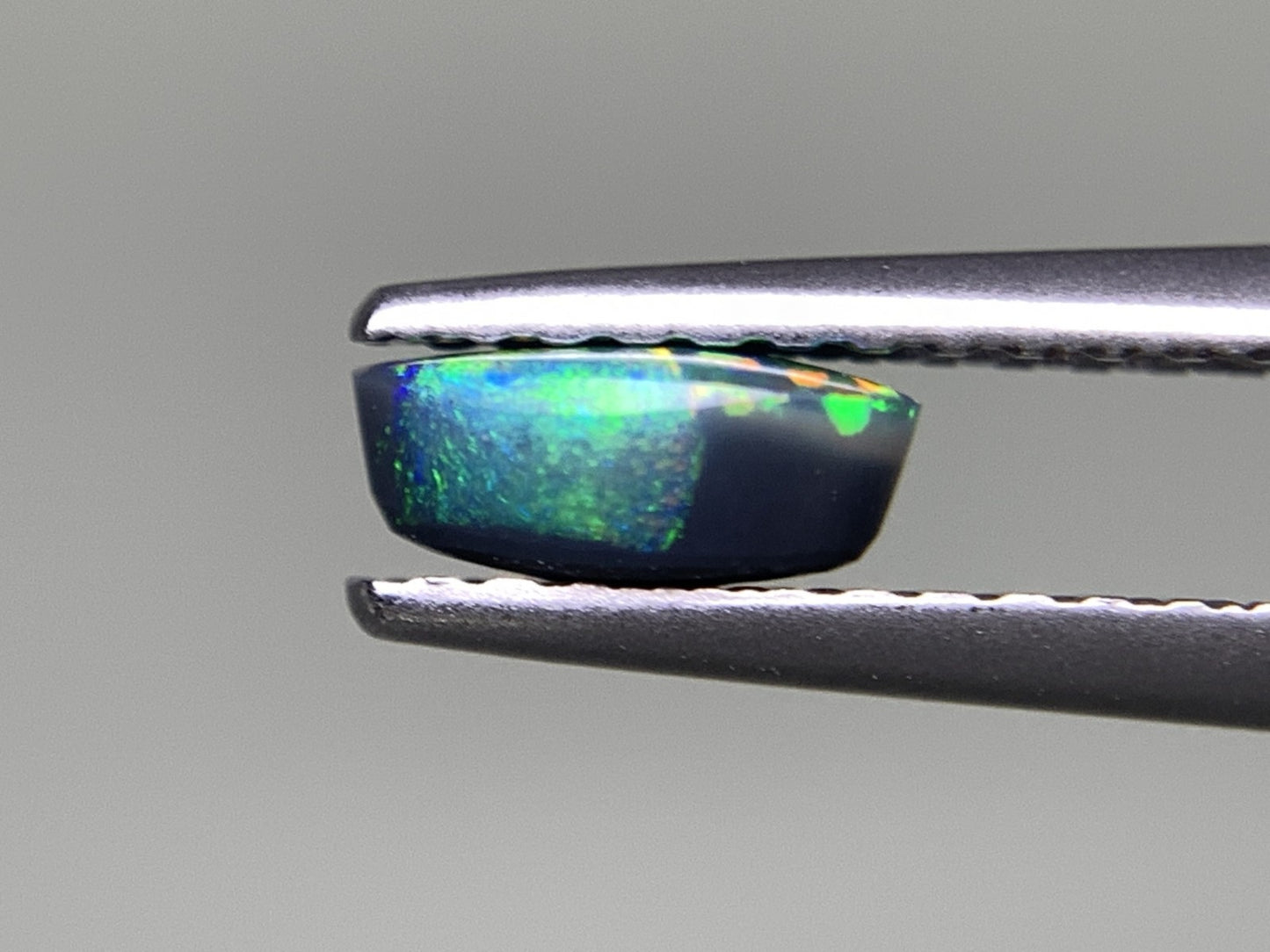 ブラックオパール 0.415ct 宝石ソーティング付き  6.2㎜×4.0㎜×2.6㎜  ルース（ 裸石 ） 2531Y