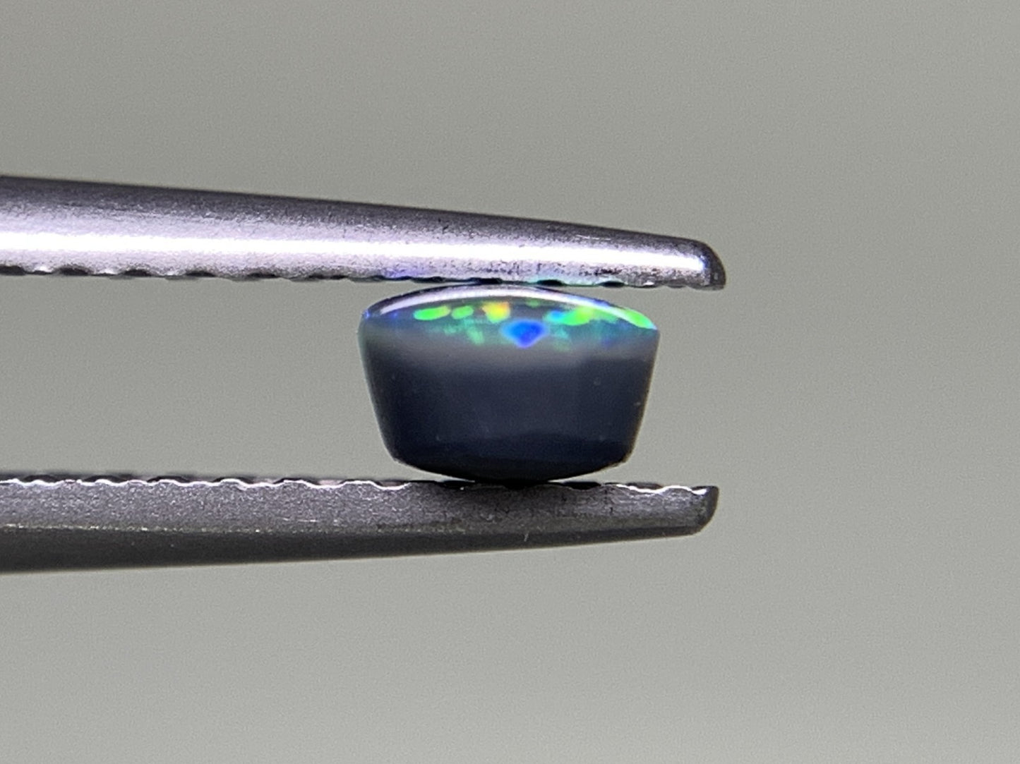 ブラックオパール 0.415ct 宝石ソーティング付き  6.2㎜×4.0㎜×2.6㎜  ルース（ 裸石 ） 2531Y