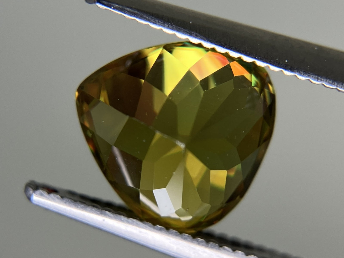 スフェーン 2.721ct 中央宝石ソーティング付き 8.83㎜×8.73㎜×5.63㎜ ルース（ 裸石 ） 4253YY