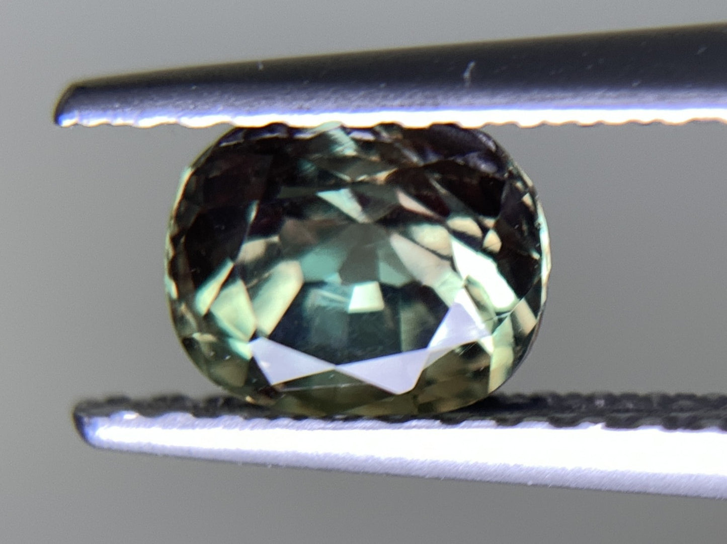 アレキサンドライト 天然  0.984ct  中央宝石ソーティング付き  5.94㎜×4.92㎜×4.27㎜  ルース（ 裸石 ） 6071Y