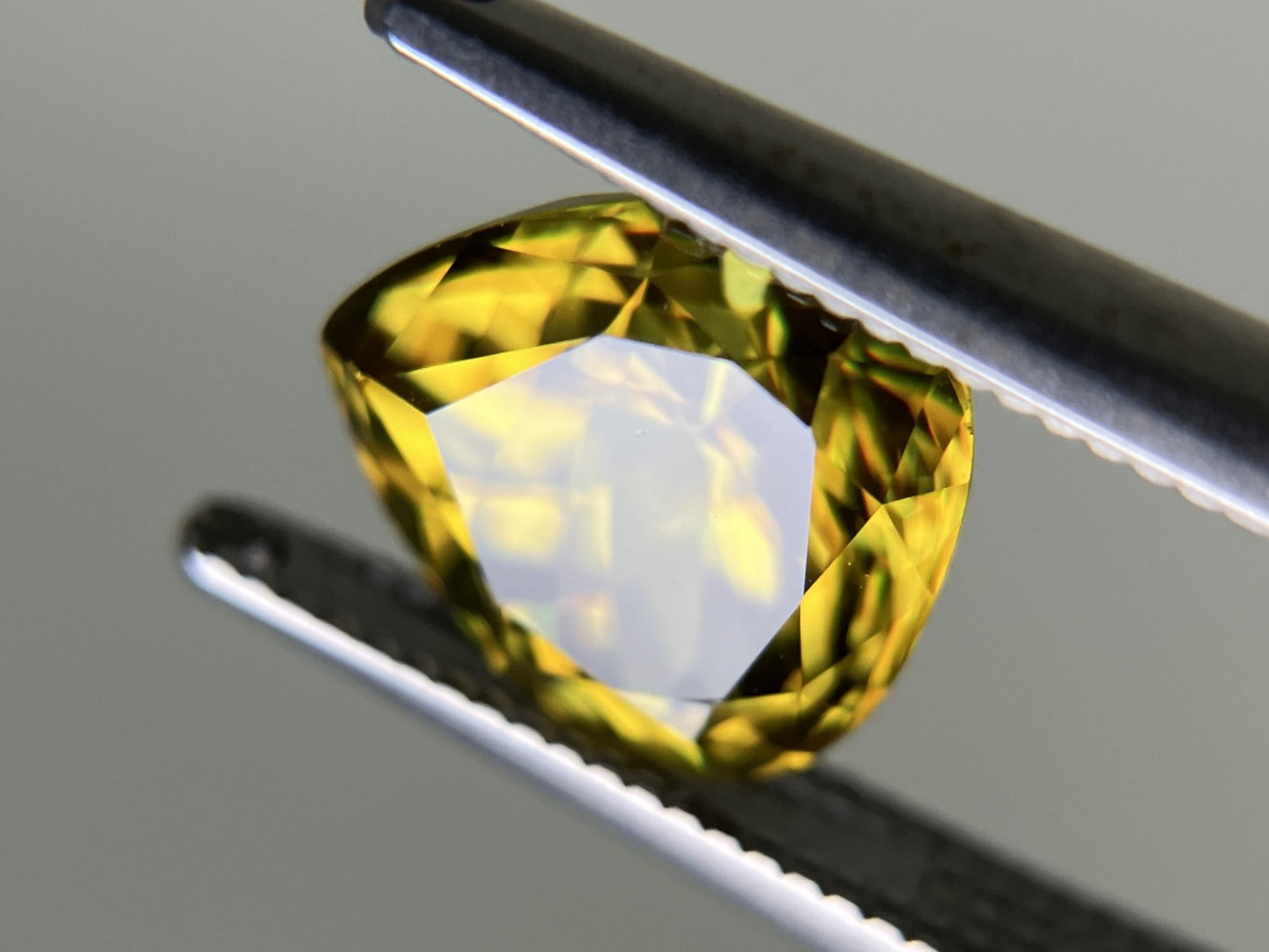 スフェーン 2.721ct 中央宝石ソーティング付き 8.83㎜×8.73㎜×5.63㎜ ルース（ 裸石 ） 4253YY