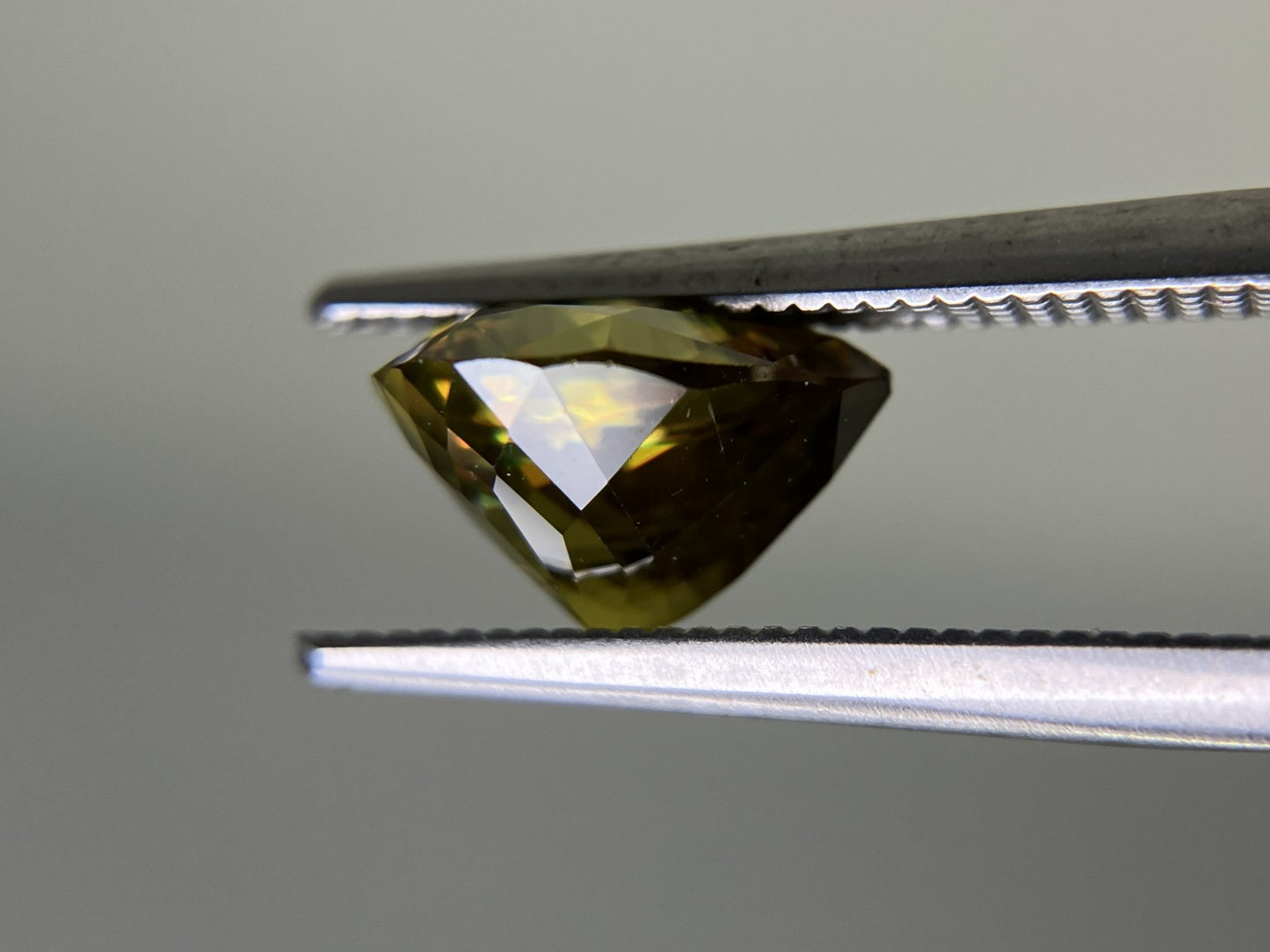 スフェーン 2.721ct 中央宝石ソーティング付き 8.83㎜×8.73㎜×5.63㎜ ルース（ 裸石 ） 4253YY
