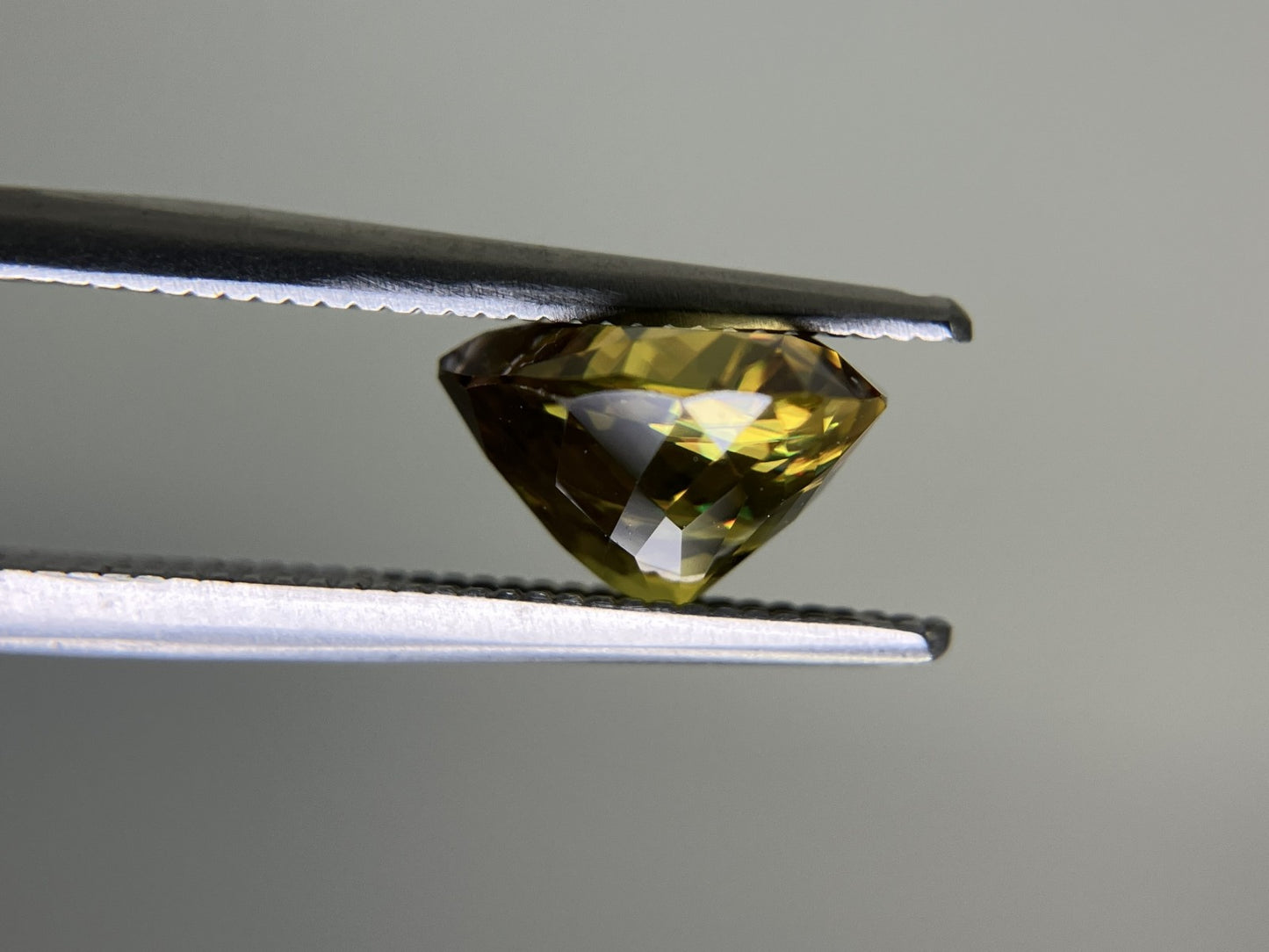 スフェーン 2.721ct 中央宝石ソーティング付き 8.83㎜×8.73㎜×5.63㎜ ルース（ 裸石 ） 4253YY
