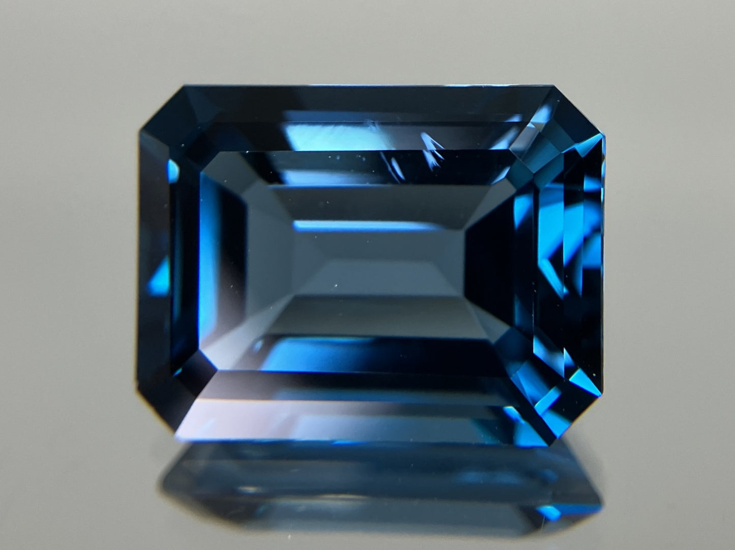 ロンドンブルートパーズ 13.159ct  宝石鑑別書付き 15.88㎜×11.99㎜×7.35㎜  ルース（ 裸石 ）   4285YY