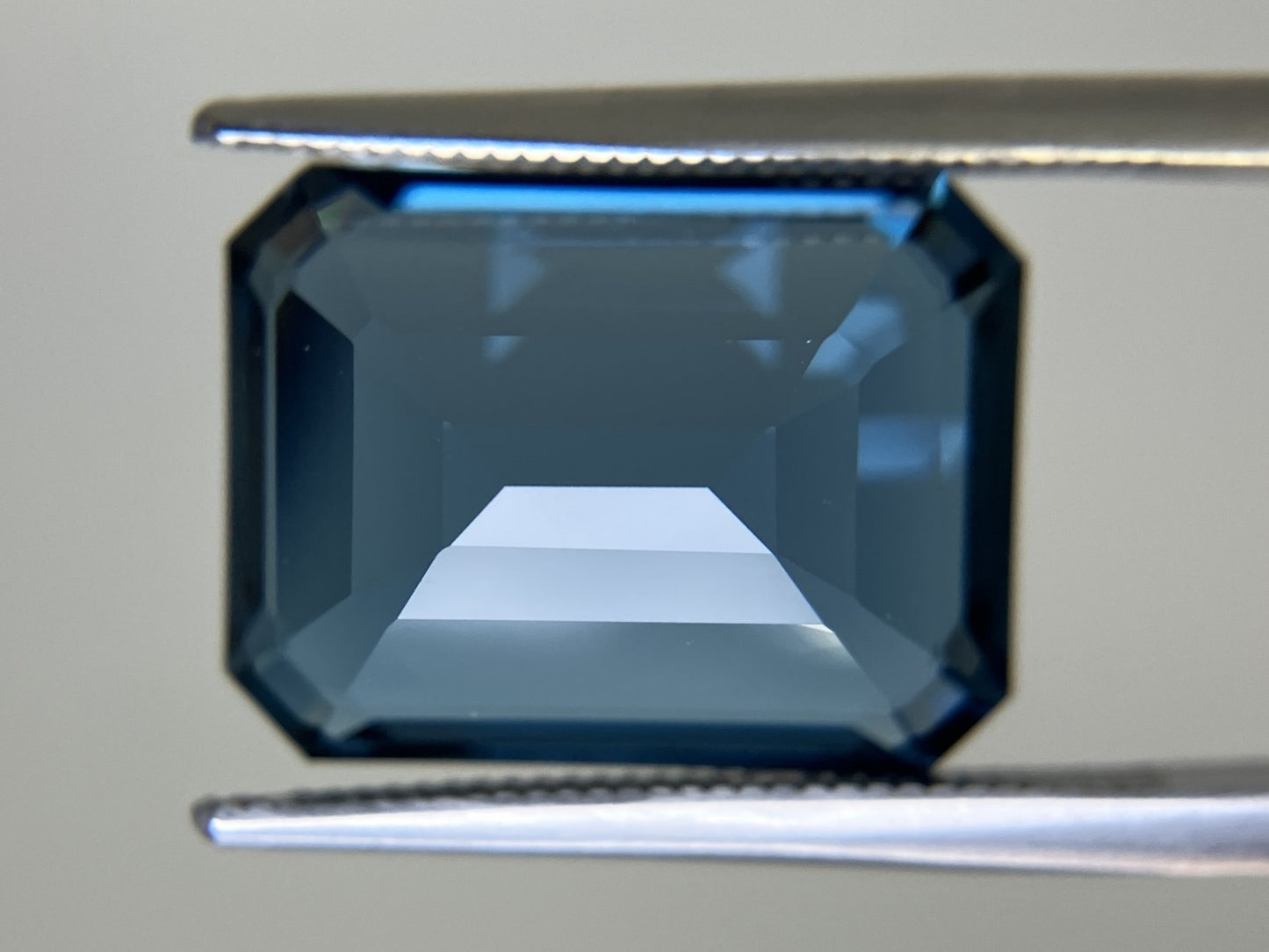 ロンドンブルートパーズ 13.159ct  宝石鑑別書付き 15.88㎜×11.99㎜×7.35㎜  ルース（ 裸石 ）   4285YY