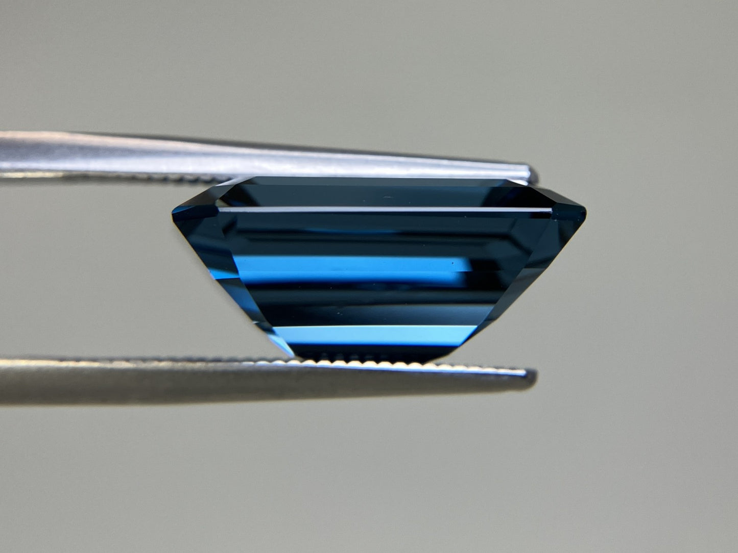 ロンドンブルートパーズ 13.159ct  宝石鑑別書付き 15.88㎜×11.99㎜×7.35㎜  ルース（ 裸石 ）   4285YY