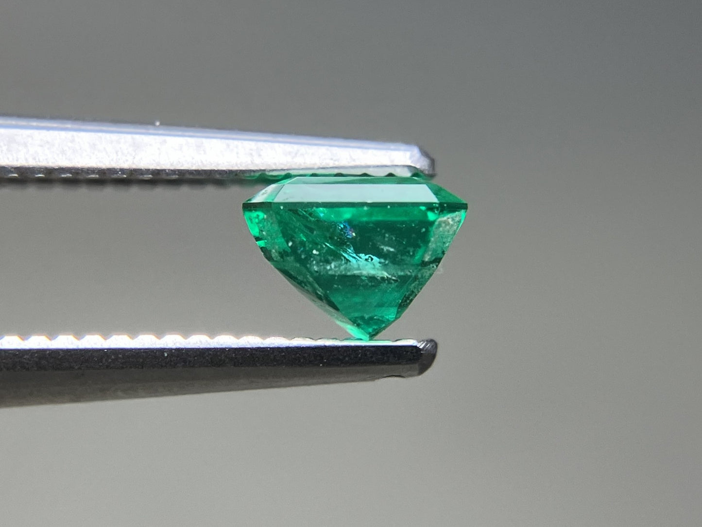 エメラルド 天然 0.601ct 宝石ソーティング付き 5.0㎜×4.2㎜×3.6㎜ ルース（ 裸石 ） 7388YY
