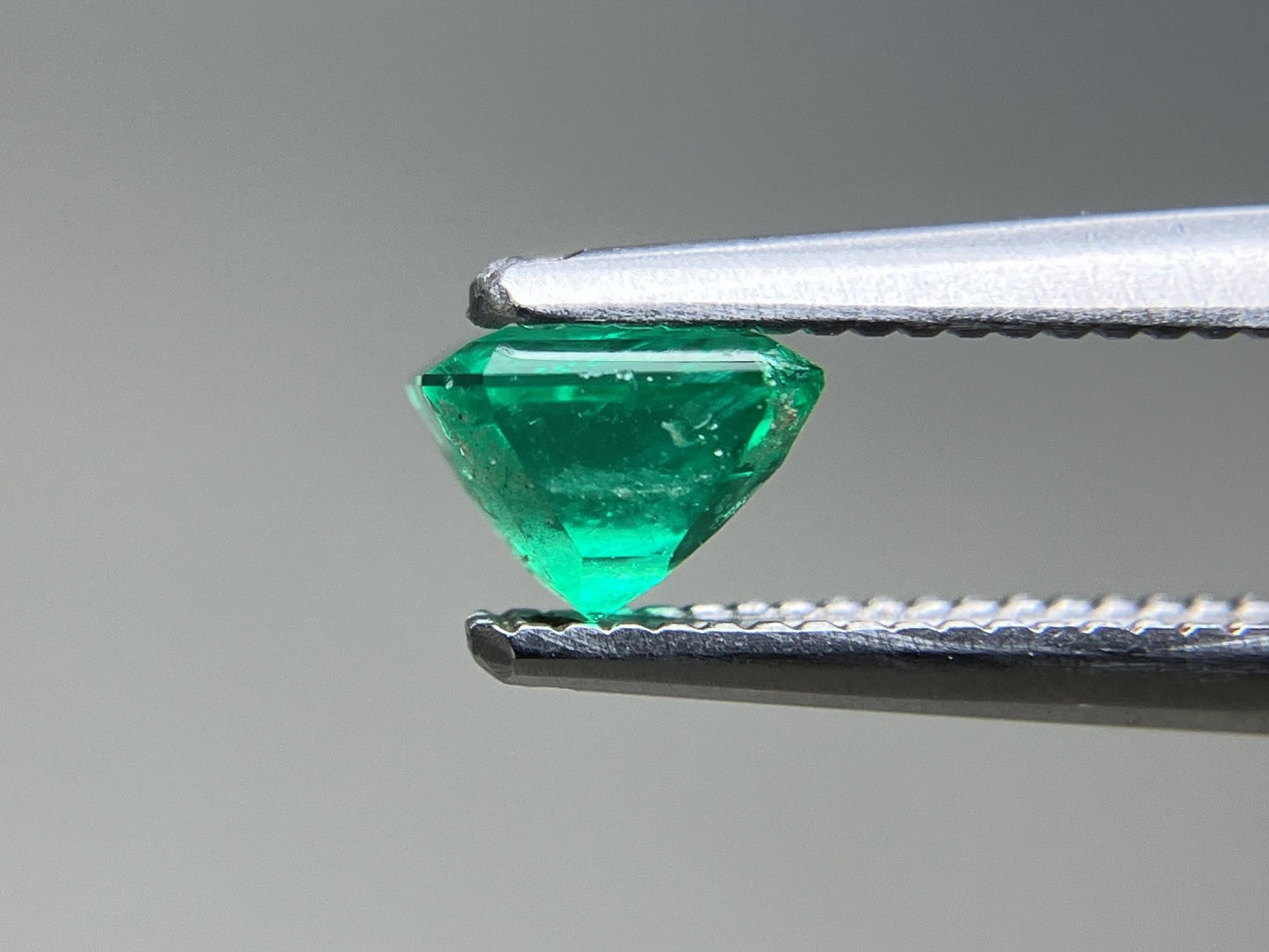 エメラルド 天然 0.601ct 宝石ソーティング付き 5.0㎜×4.2㎜×3.6㎜ ルース（ 裸石 ） 7388YY