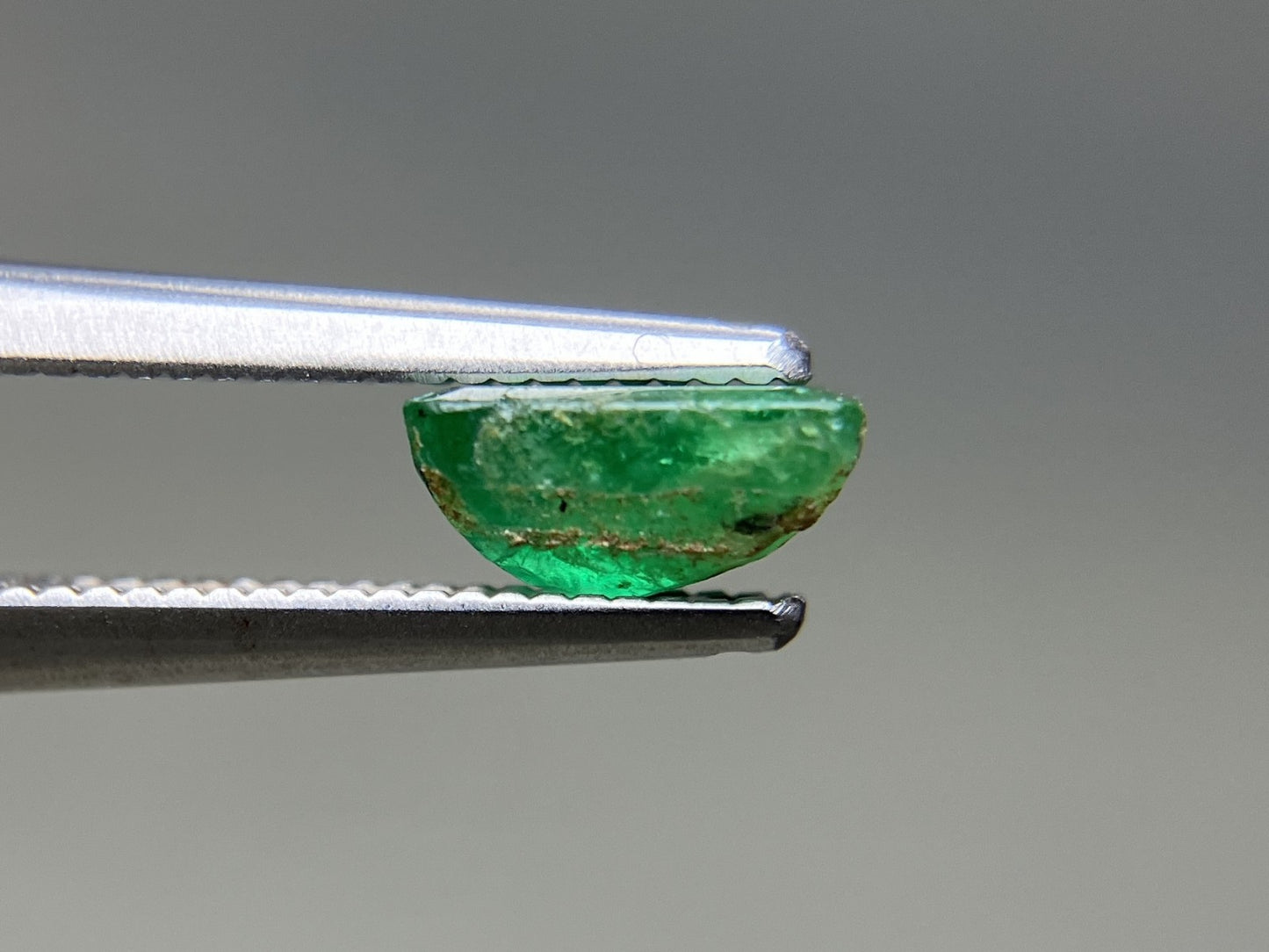 エメラルド 天然 0.920ct 宝石ソーティング付き 6.5㎜×5.0㎜×3.0㎜ ルース（ 裸石 ） 7459YY