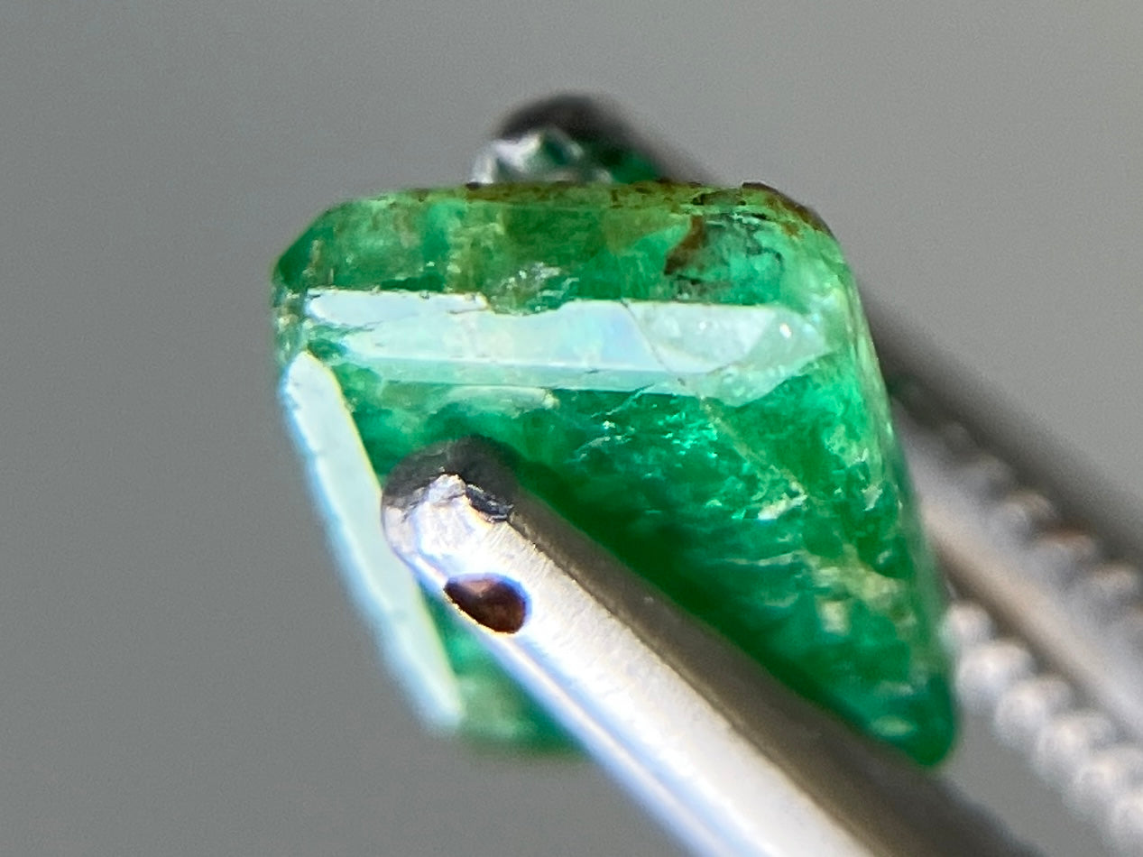 エメラルド 天然 0.920ct 宝石ソーティング付き 6.5㎜×5.0㎜×3.0㎜ ルース（ 裸石 ） 7459YY