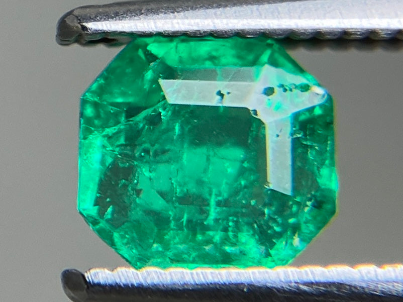 エメラルド 天然 0.694ct 宝石ソーティング付き 5.8㎜×5.5㎜×2.7㎜ ルース（ 裸石 ） 7381YY