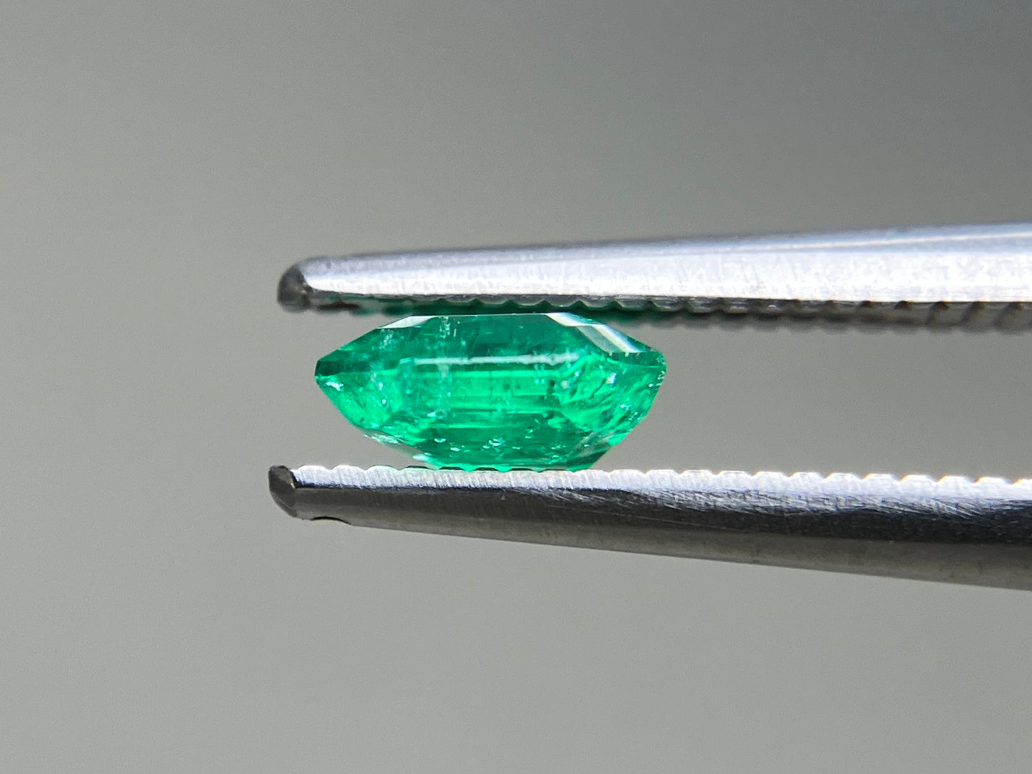 エメラルド 天然 0.694ct 宝石ソーティング付き 5.8㎜×5.5㎜×2.7㎜ ルース（ 裸石 ） 7381YY