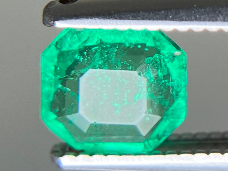 エメラルド 天然 0.694ct 宝石ソーティング付き 5.8㎜×5.5㎜×2.7㎜ ルース（ 裸石 ） 7381YY