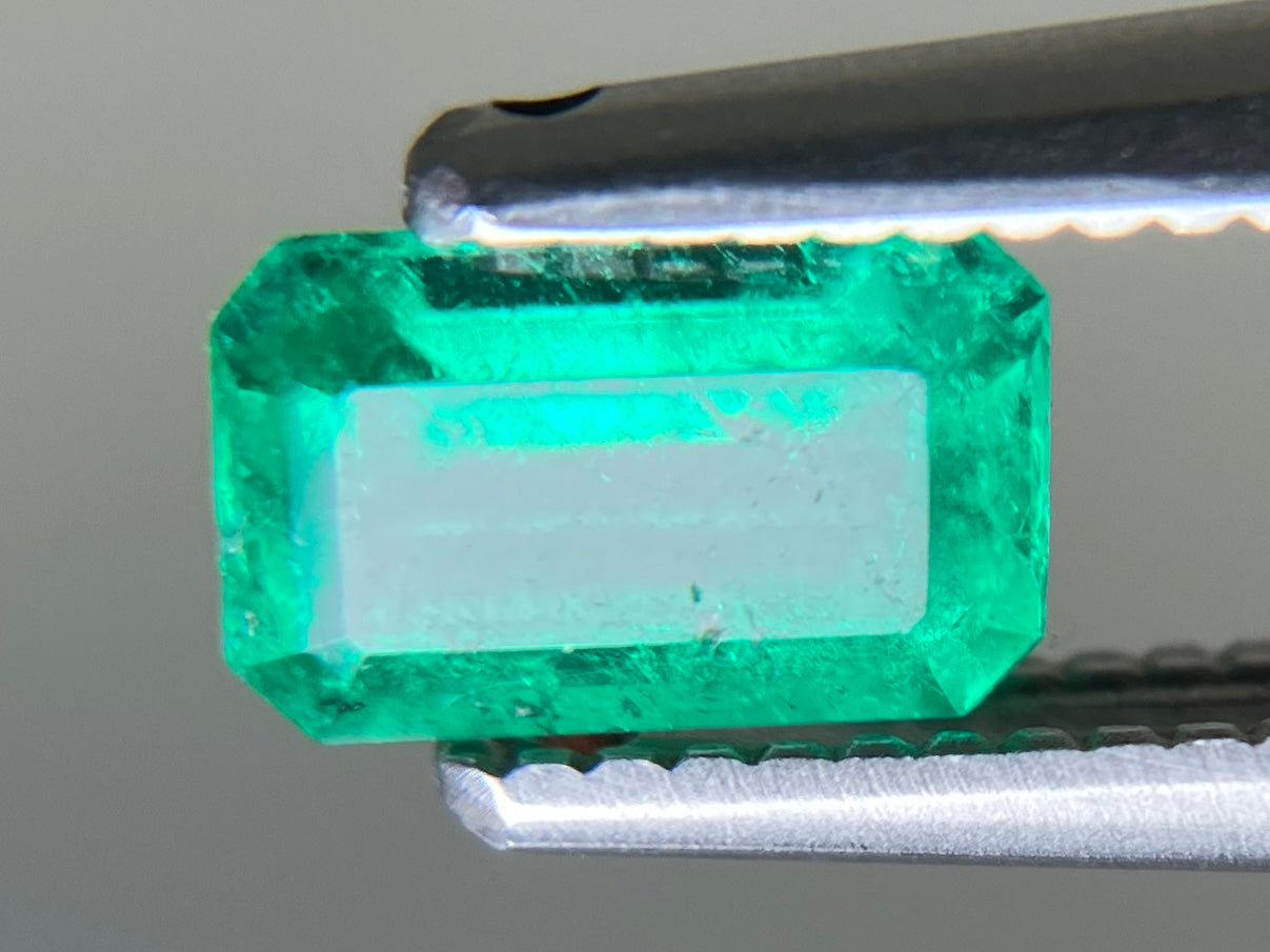 エメラルド 天然 0.466ct 宝石ソーティング付き 5.9㎜×3.8㎜×2.5㎜ ルース（ 裸石 ） 7400YY