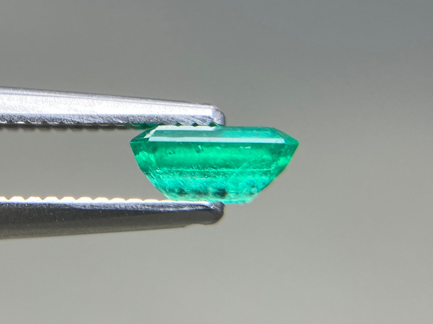 エメラルド 天然 0.466ct 宝石ソーティング付き 5.9㎜×3.8㎜×2.5㎜ ルース（ 裸石 ） 7400YY