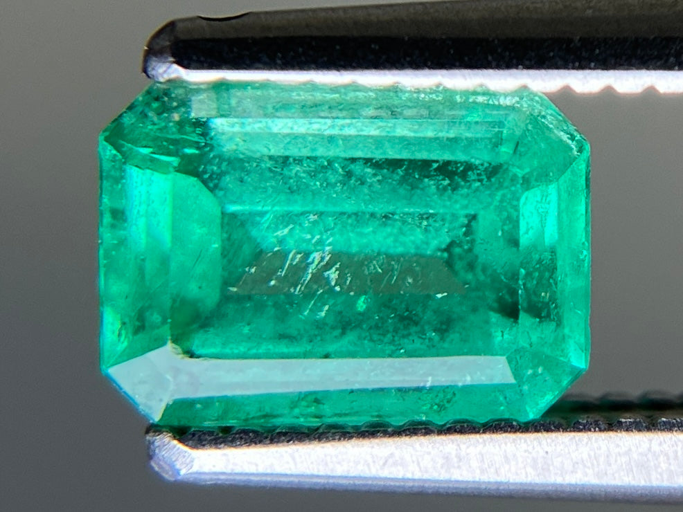 エメラルド 天然 0.770ct 宝石ソーティング付き 6.8㎜×4.9㎜×3.1㎜ ルース（ 裸石 ） 7379YY