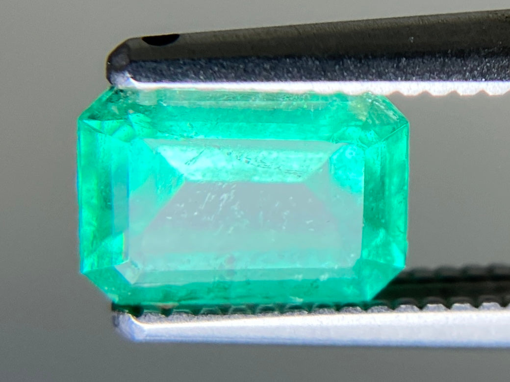 エメラルド 天然 0.770ct 宝石ソーティング付き 6.8㎜×4.9㎜×3.1㎜ ルース（ 裸石 ） 7379YY
