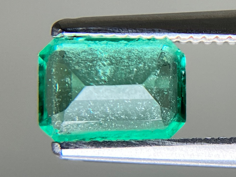 エメラルド 天然 0.770ct 宝石ソーティング付き 6.8㎜×4.9㎜×3.1㎜ ルース（ 裸石 ） 7379YY