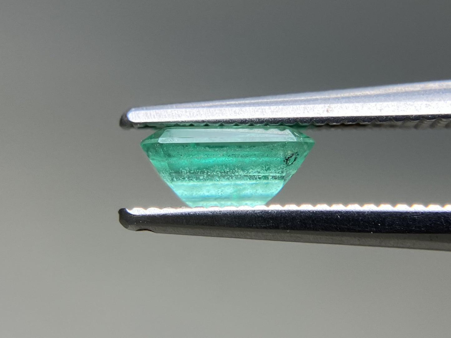 エメラルド 天然 0.770ct 宝石ソーティング付き 6.8㎜×4.9㎜×3.1㎜ ルース（ 裸石 ） 7379YY