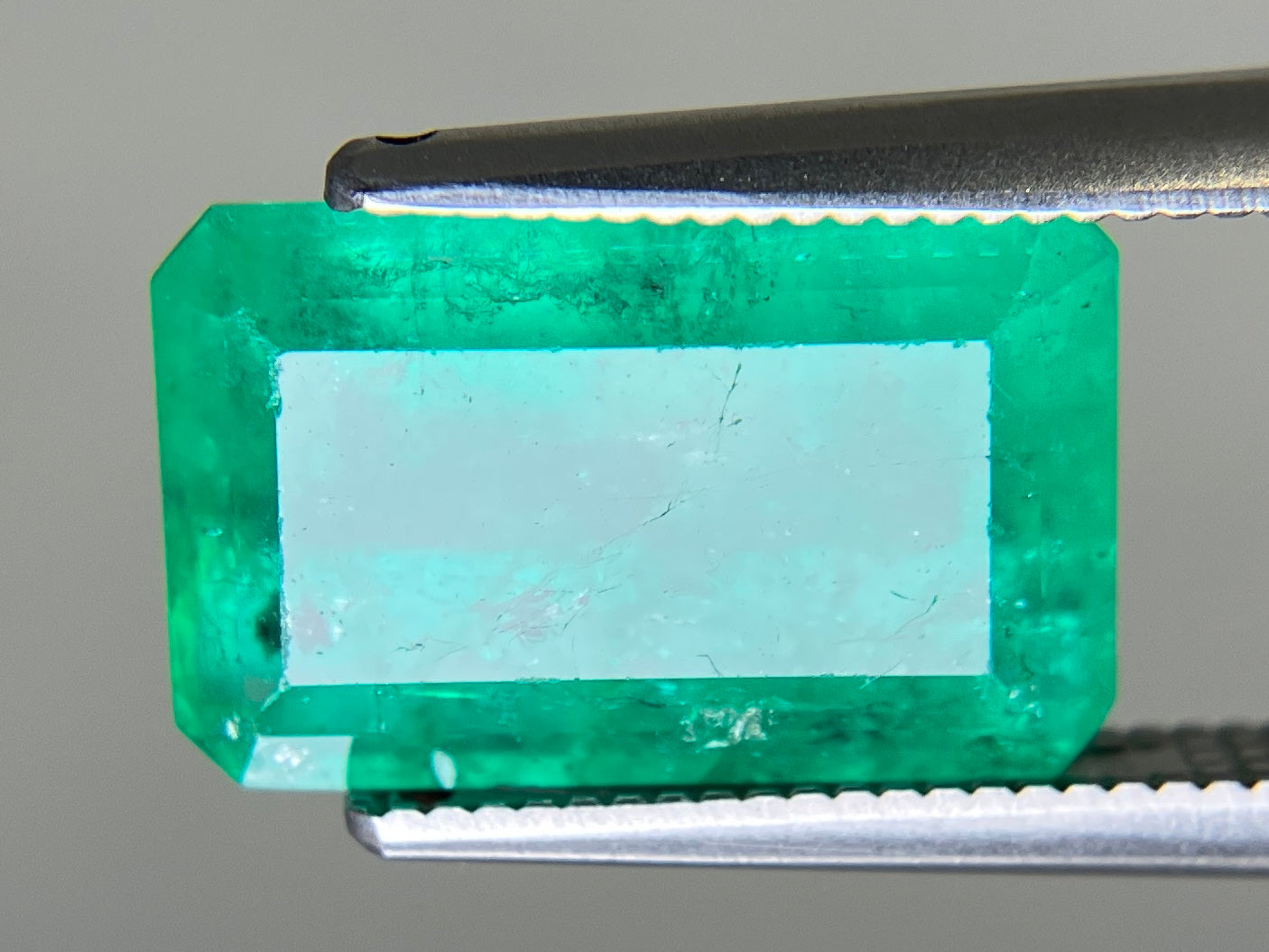 エメラルド 天然 5.561ct コロンビア 中央宝石鑑別書付き 12.86㎜×8.18㎜×6.49㎜ ルース（ 裸石 ） 7264YY