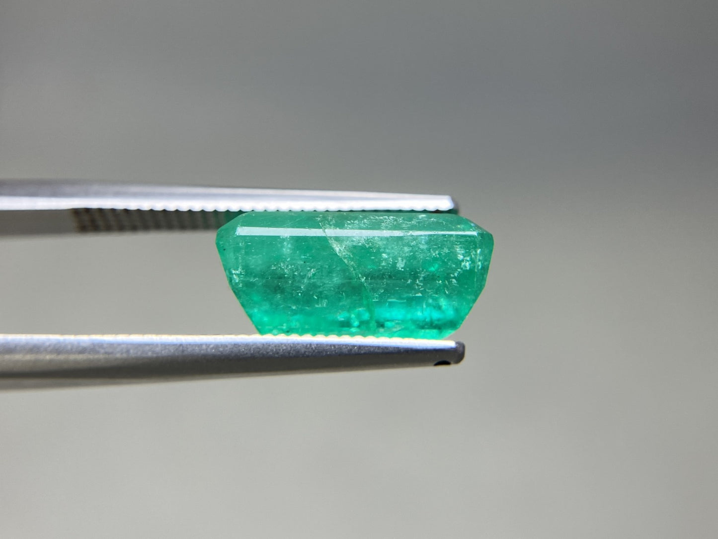 エメラルド 天然 5.561ct コロンビア 中央宝石鑑別書付き 12.86㎜×8.18㎜×6.49㎜ ルース（ 裸石 ） 7264YY