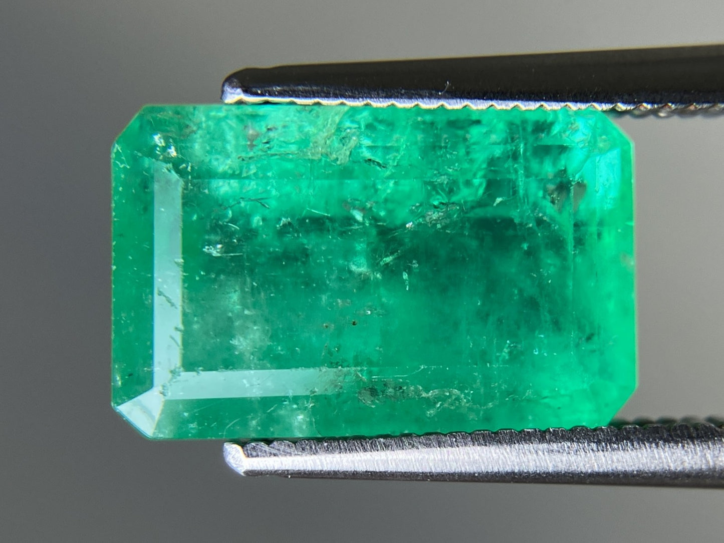 エメラルド 天然 5.561ct コロンビア 中央宝石鑑別書付き 12.86㎜×8.18㎜×6.49㎜ ルース（ 裸石 ） 7264YY