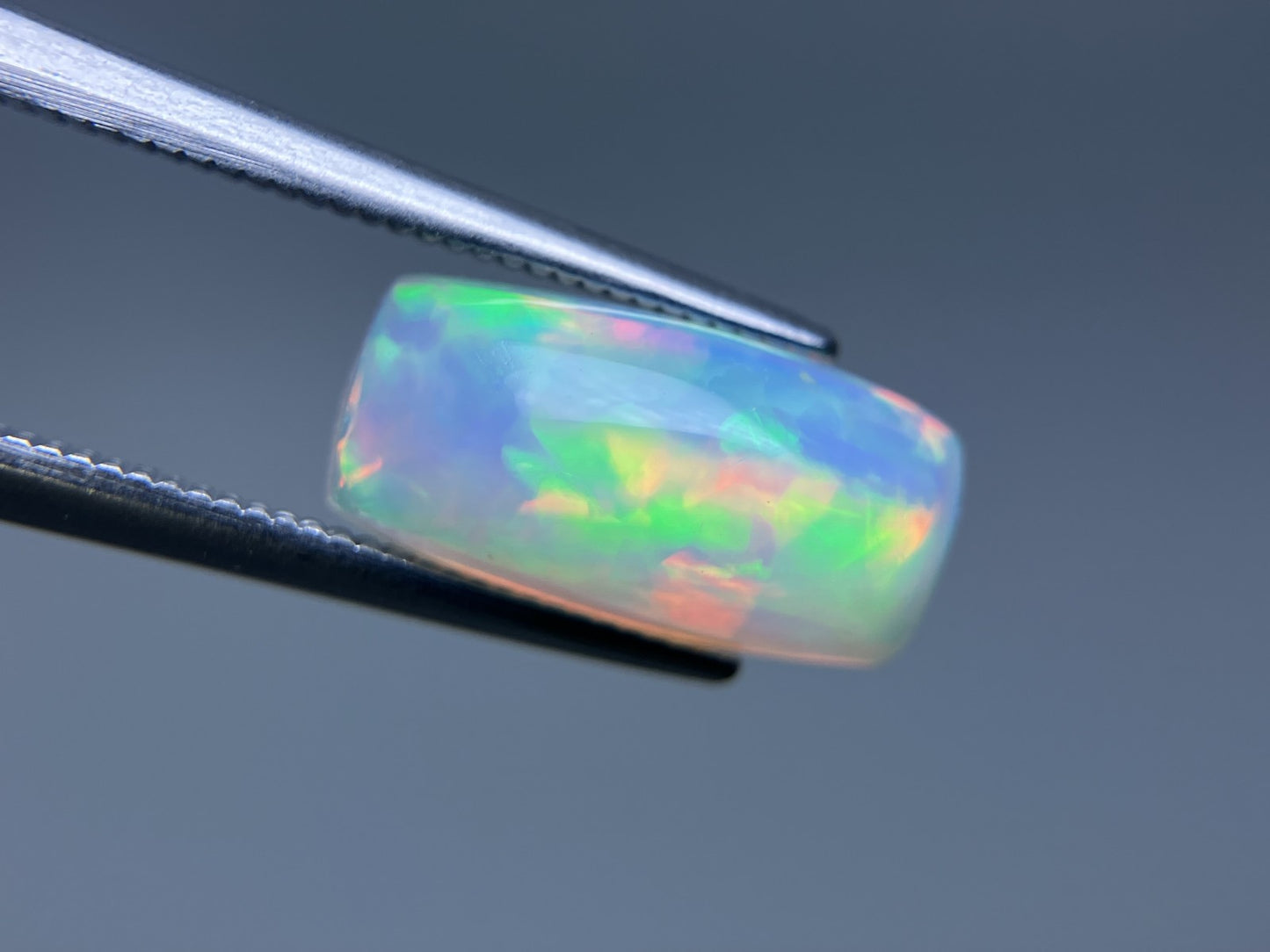 オパール 宝石ソーティング付き  2.880ct 縦13.5㎜×横6.4㎜×高さ5.5㎜ ルース（ 裸石 ）　 3021YY