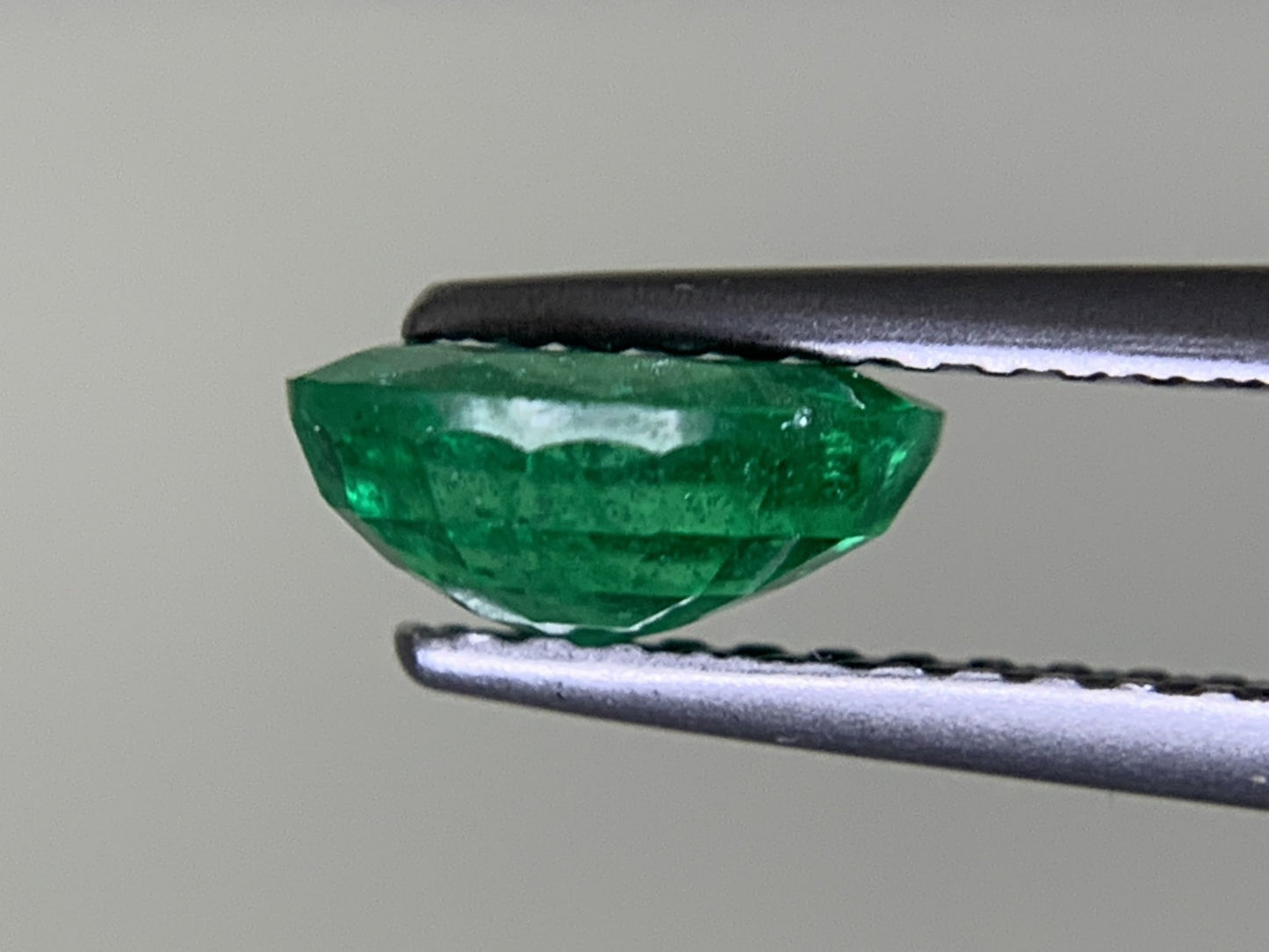 エメラルド 1.001ct 宝石ソーティング付き  7.0㎜×6.1㎜×3.2㎜  ルース（ 裸石 ） 3781Y