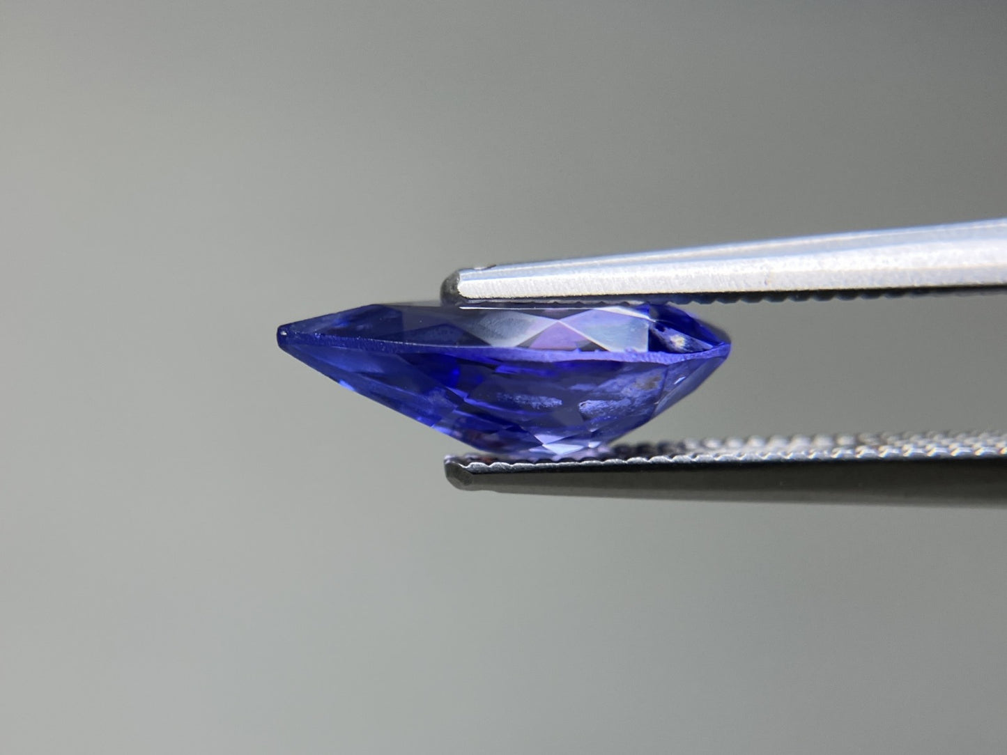 タンザナイト 天然 2.478ct 宝石ソーティング付き 11.9㎜×8.0㎜×4.1㎜ ルース（ 裸石 ） 7490YY